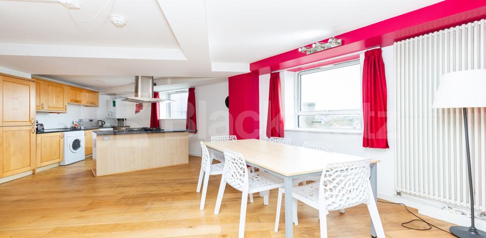 			AMAZING ZONE 1 LOCATION!, 3 Bedroom, 2 bath, 1 reception Flat			 Farringdon Road, FARRINGDON / HOLBORN